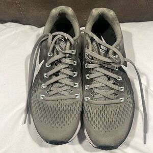 Like new:  olive Nike zoom Pegasus 34 sneakers size 8